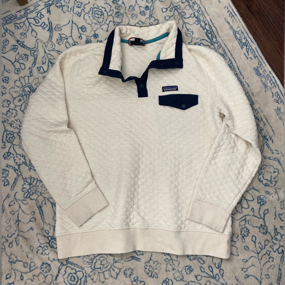 Patagonia white quilted pullover